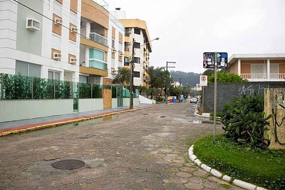 Apto com Wi Fi a 400m da Praia de Canasvieiras SC