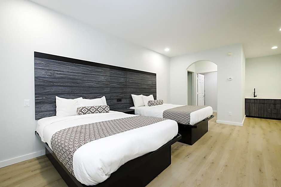 Sapphire Inn & Suites