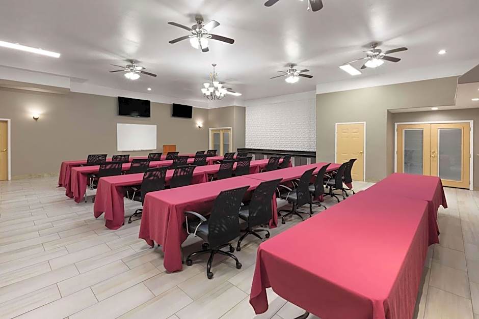 La Quinta Inn & Suites by Wyndham Deer Park