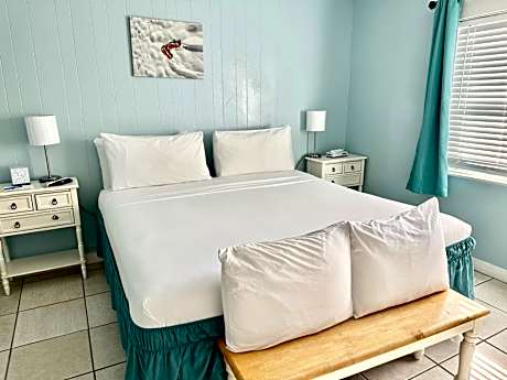 Deluxe King One-Bedroom Apartment