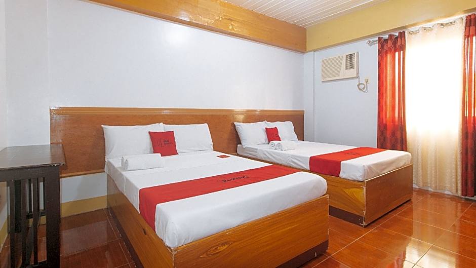 RedDoorz @ Farm Side Hotel Laoag City