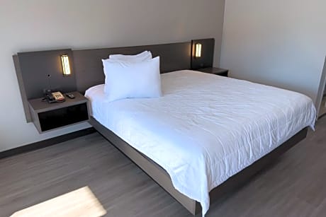 2 Queen Beds Mobility Accessible Room Bathtub W/ Grab Bars Non-Smoking