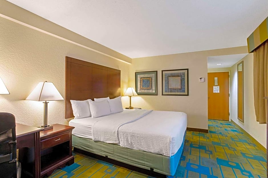 La Quinta Inn & Suites by Wyndham Boston Somerville