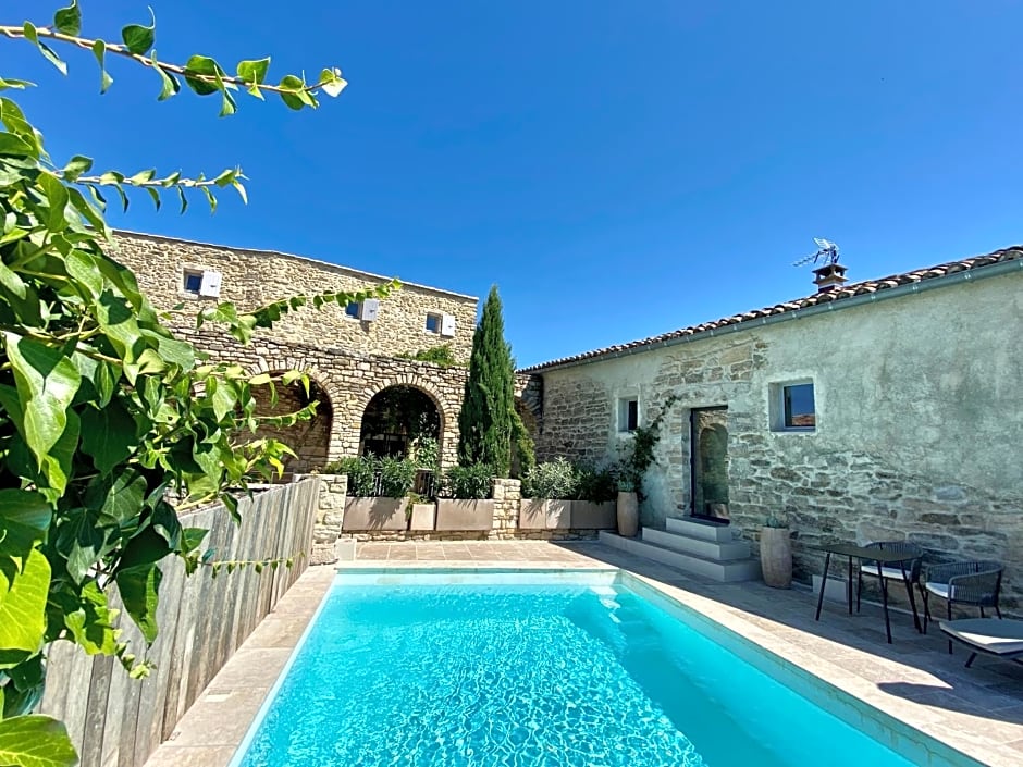 La Maison des Vendangeurs - TABLE D'HÔTES - Jacuzzi - Balnéo SPA - ACCES Piscine pour chambre Grafitti et chambre La Tour