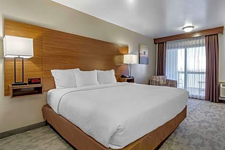 King Room with Patio - Poolside/Non-Smoking