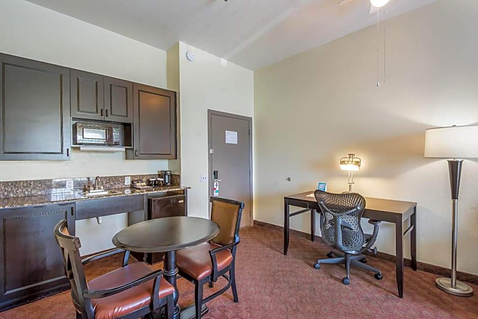Clarion Inn & Suites Central Clearwater Beach