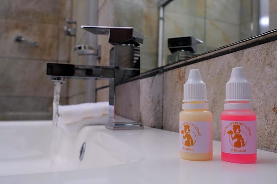 Selina Airport Lodge #Emzini