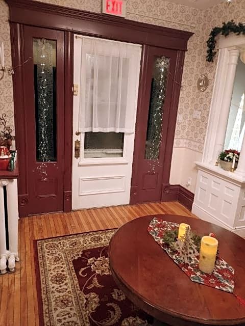 Marmora and Lake Inn and Victorian Diner