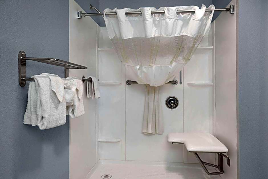 Howard Johnson by Wyndham Holbrook