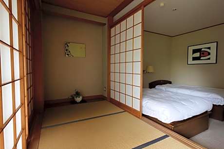 Deluxe Twin Room with Shared Bathroom