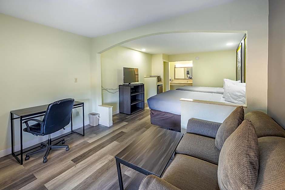 Super 8 by Wyndham Jackson MS Near the Fairgrounds