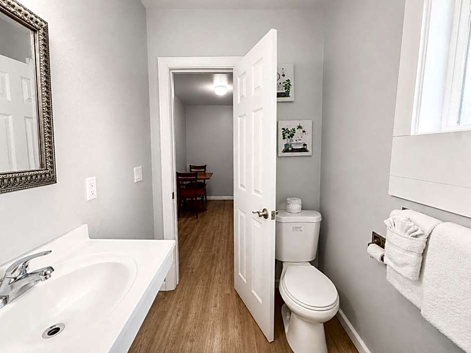 Royal Gateway Motel by OYO