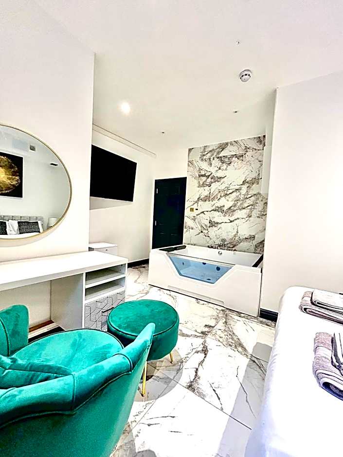 Duke and Duchess Apartments and Rooms - Private in Room Hot Tub Suites