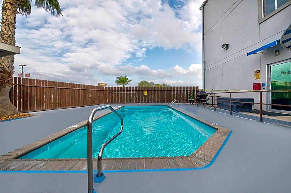 Motel 6 Eagle Pass Lakeside