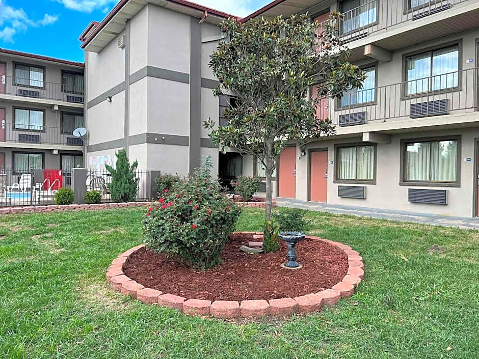 Days Inn & Suites by Wyndham Springfield on I-44