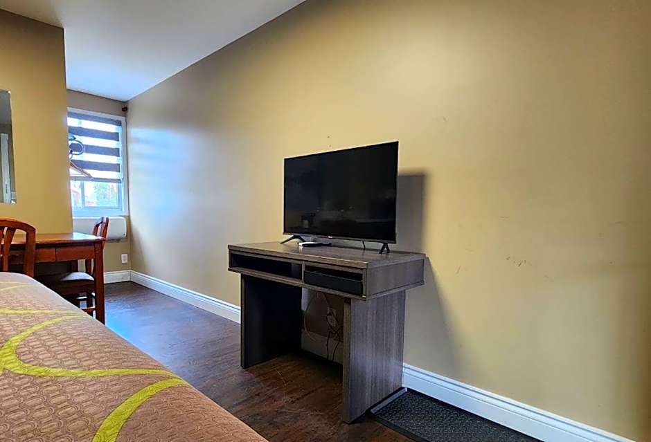 Super 8 by Wyndham Pembroke