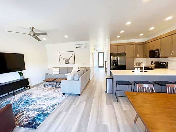 New Family-Friendly Townhome w/ Pool & Hot Tub