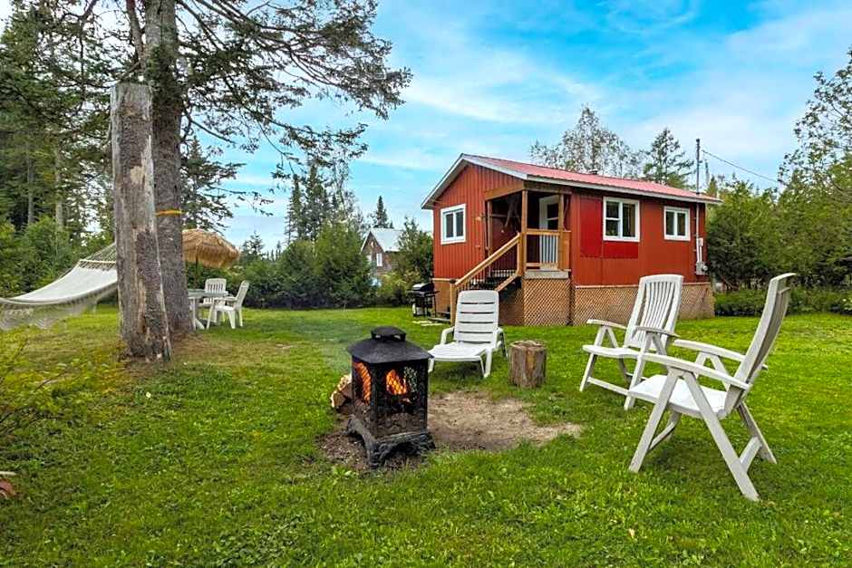 Refuge Rustic bordé par rivière et la nature