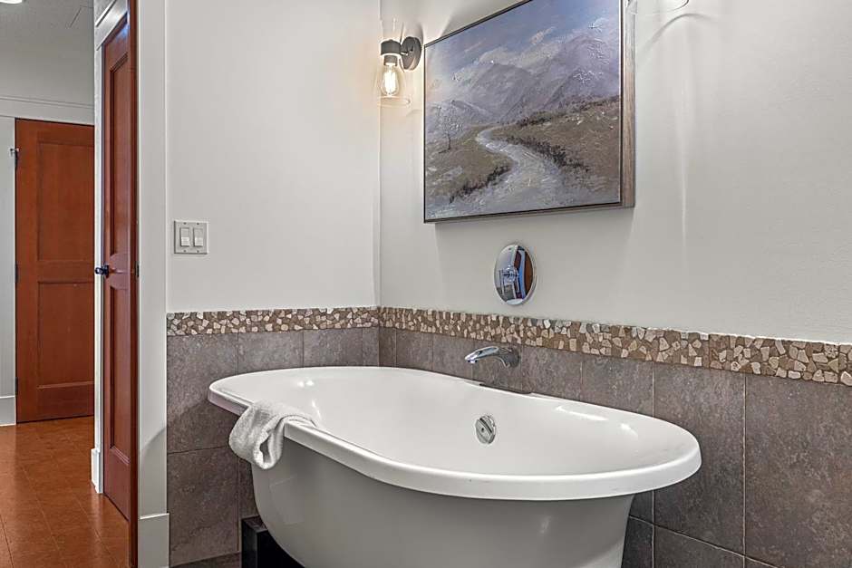 Elevated Penthouse Condo managed by Little Sister Getaways