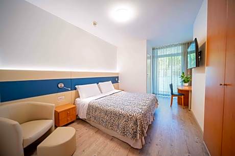 Superior Double or Twin Room with Partial Sea View