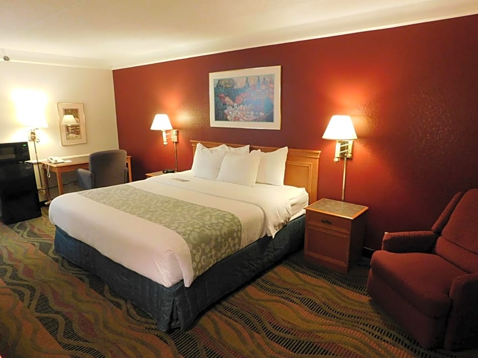 Days Inn & Suites by Wyndham Arlington Heights