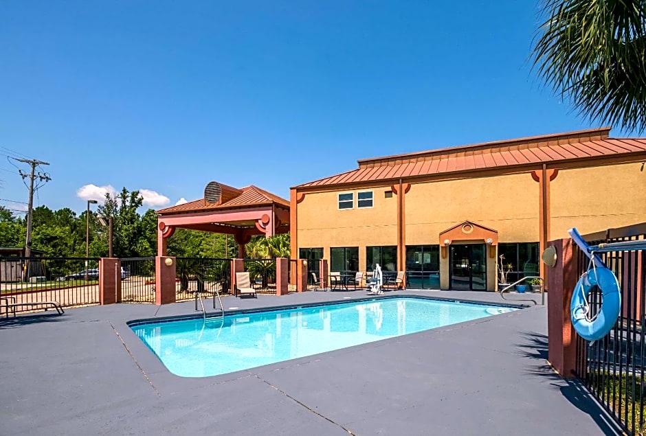 Econo Lodge Inn & Suites