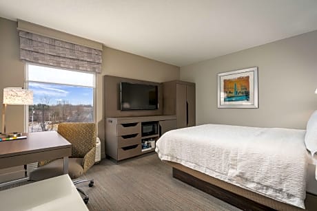 1 Queen Bed Select Non-Smoking