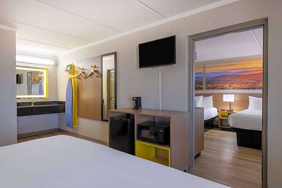 Days Inn & Suites by Wyndham Fayetteville NW Ft Bragg
