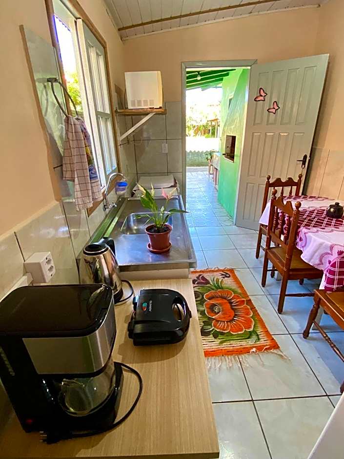 Ambiente ideal para famílias, casa conjulgada com Wi-Fi rápido, cozinha exclusiva e equipada, varanda com churrasqueira - A apenas 1 km da praia e 5 km da charmosa Praia da Vila