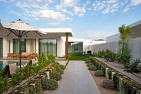 Ashta  / Nordic Suite Isıtmalı kapalı havuzlu 