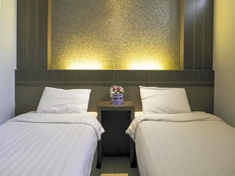 Standard Twin Smoking