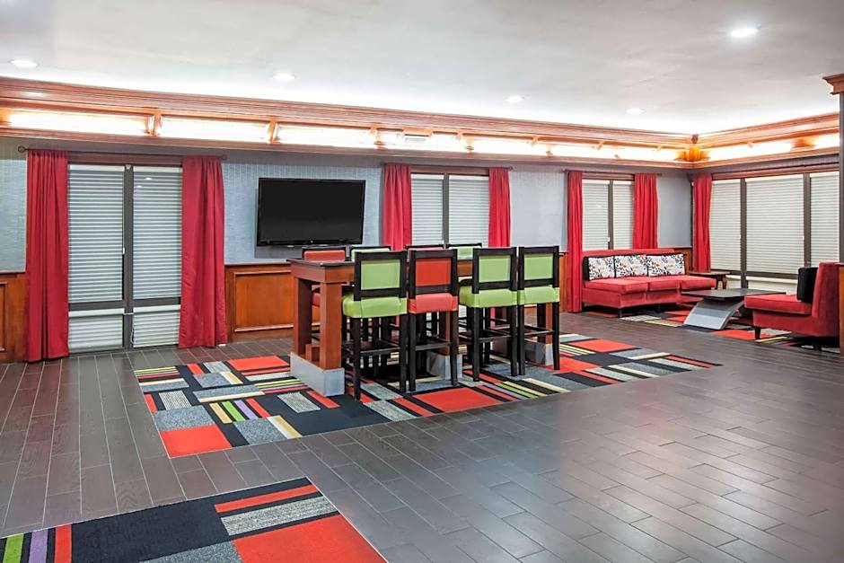 Days Inn & Suites by Wyndham Tyler