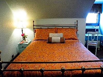 Photo 1 of 6 of Deluxe 1 Queen Bed