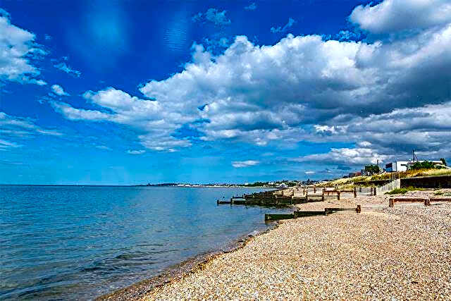 Chic, spacious & fun coastal retreat - family friendly - 3 min walk to beach