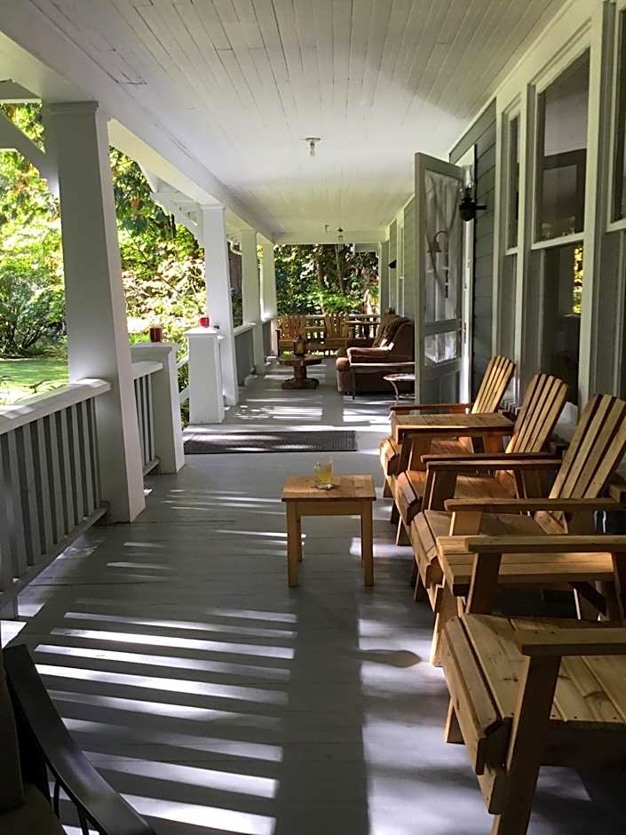 Mountain Meadows Inn & Chalet Suites