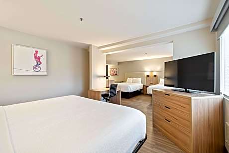 Suite - 3 Queen Beds Non-Smoking Family Room Microwave And Refrigerator Wi-Fi Full Breakfast