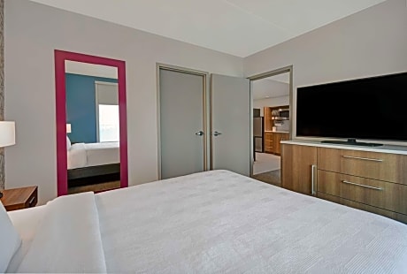 One-Bedroom Queen Suite