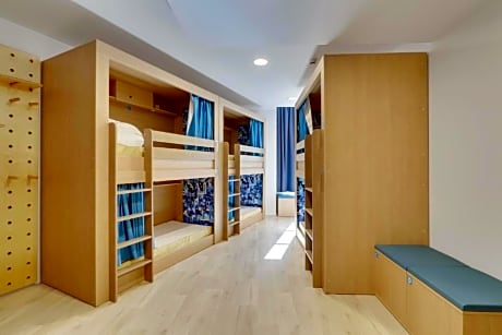 1  Bed in 6 bedroom with private bathroom