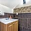 Stylish 4BR condo in Downtown by Hosteeva
