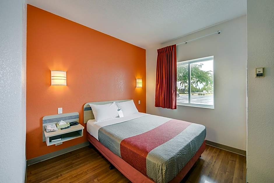 Motel 6-Brampton, ON - Toronto