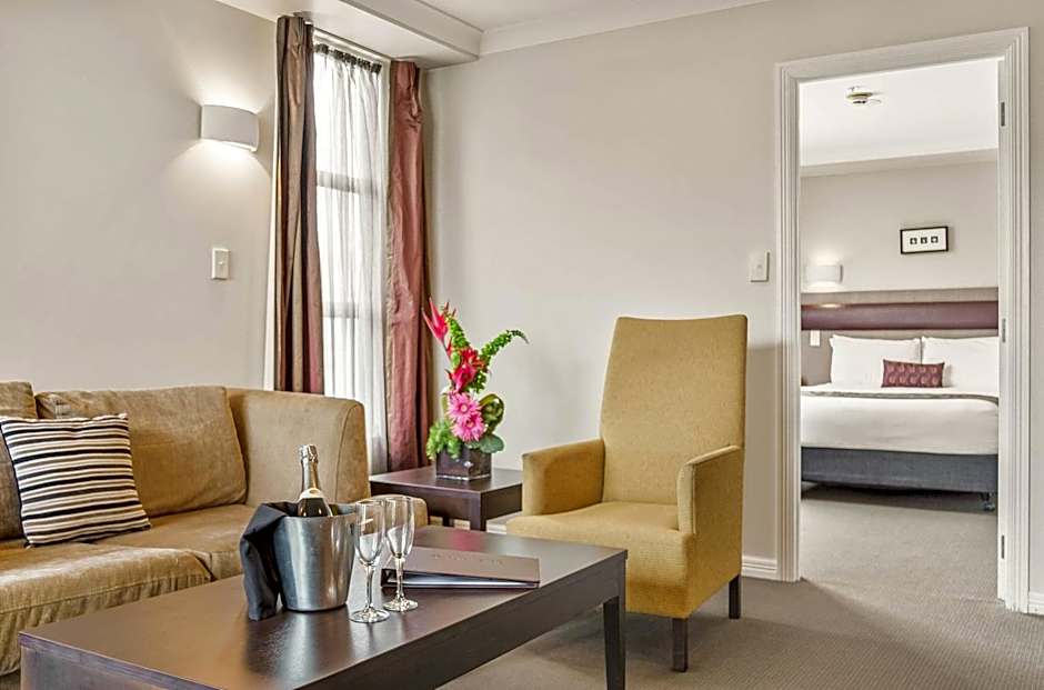 Parkside Hotel & Apartments