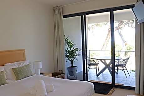 Balcony Apartment with Sea View & Twin Spa