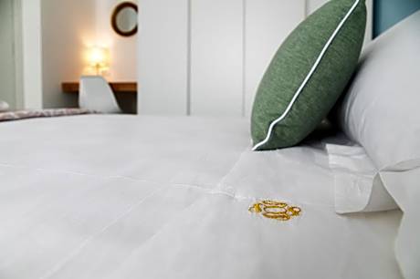 Apartment with Pool View