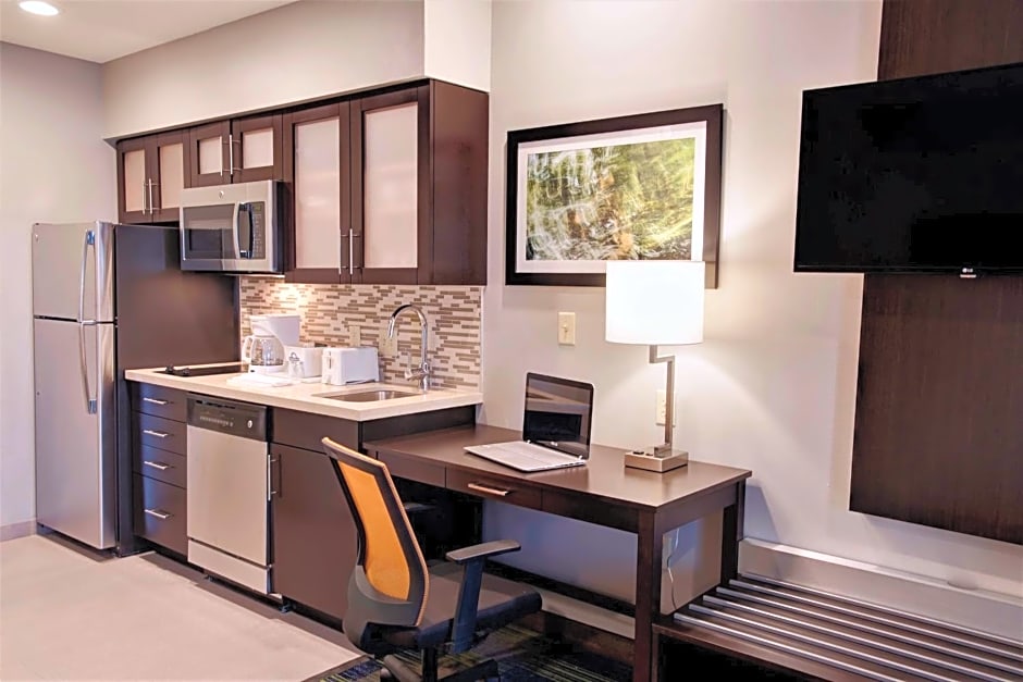 Days Inn & Suites by Wyndham Port Arthur