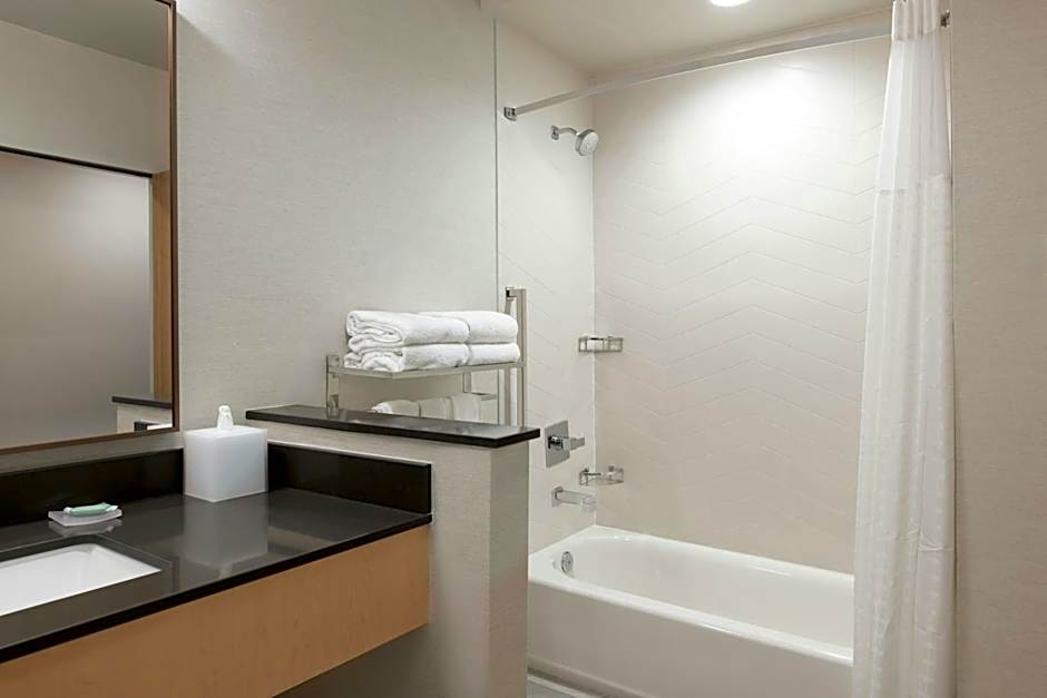 Fairfield by Marriott Inn & Suites Kansas City at The Legends