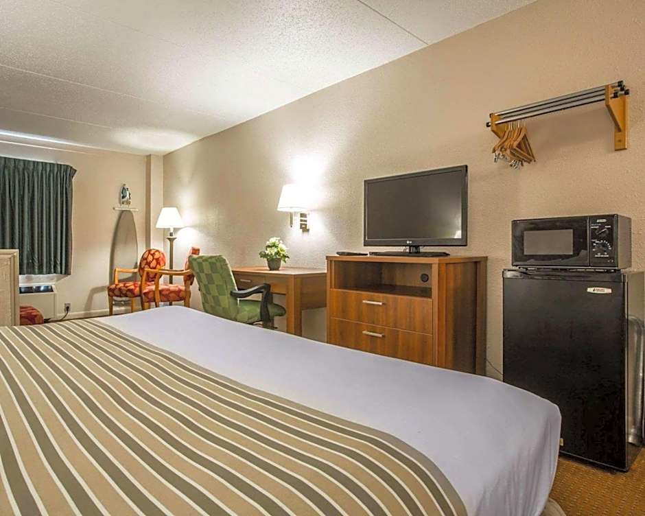 Econo Lodge Inn & Suites At Fort Moore