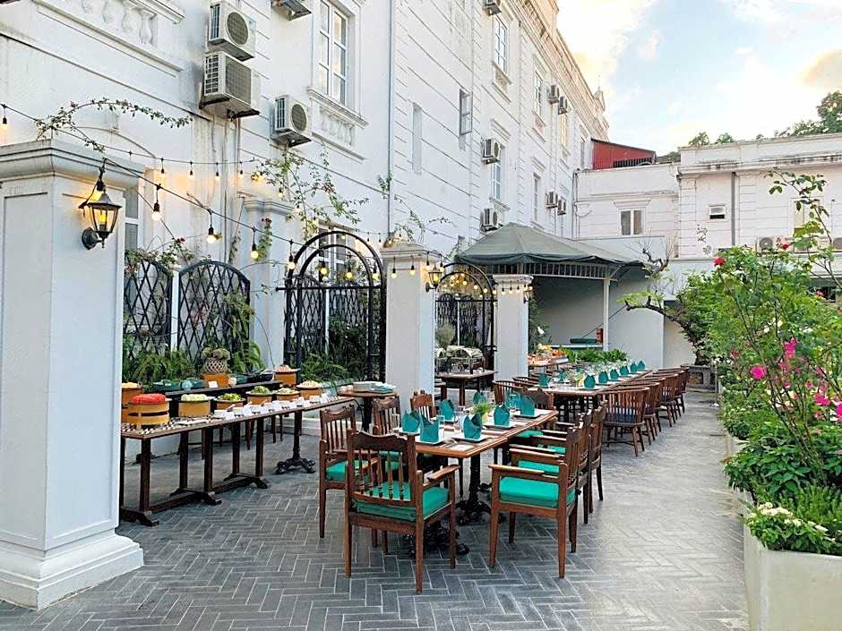 Manoir Des Arts Hotel