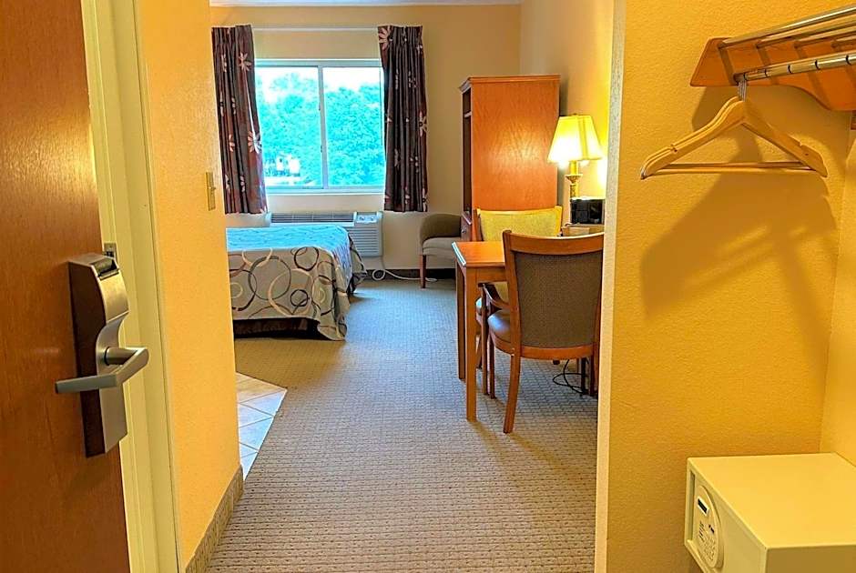 Super 8 by Wyndham Topeka at Forbes Landing