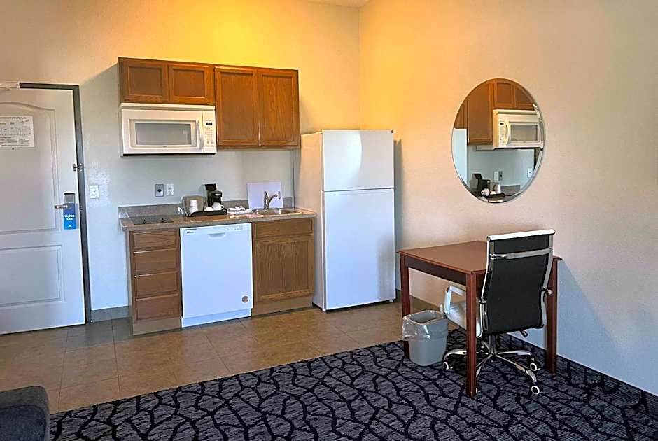 Days Inn & Suites by Wyndham Columbus NE