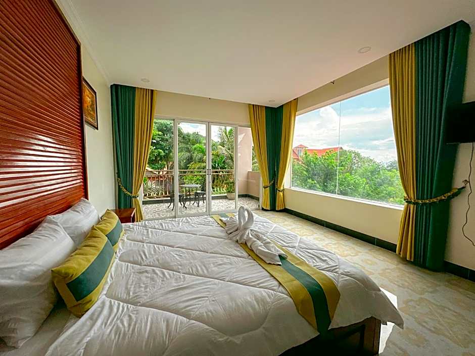 Photo 1 of 12 of Deluxe 1 Queen Bed